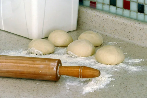 Pedaços Massa Uma Pessoa Que Rola Massa Para Fazer Donuts — Fotografia de Stock