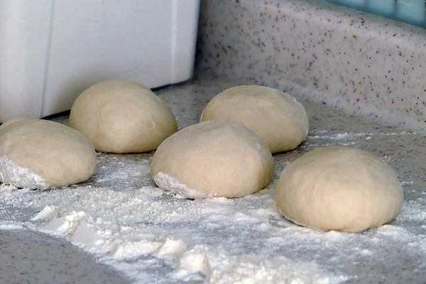 Teigstücke Eine Person Die Teig Rollt Donuts Machen — Stockfoto