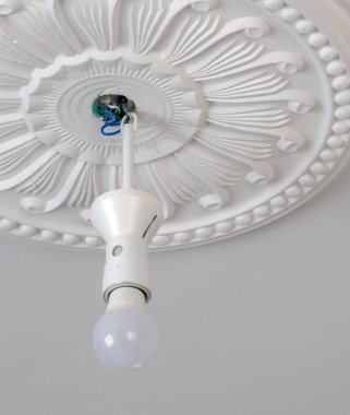 Evde elektrik arızaları, evdeki elektrik sisteminde kablolar çıkıyor.,