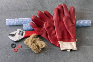 dişli mutfak borusu ve anahtar, sıhhi tesisat bezi ve kalın iş eldiveni tesisat malzemeleri.-