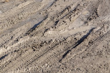 çamur ve kirli su birikintisi yağmur sonucu oluştu,