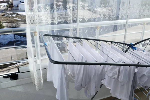 Asciugare Vestiti Sul Balcone Tempo Soleggiato Freddo — Foto Stock