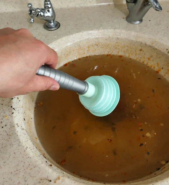 Verstopfung Der Spüle Verschmutztes Geschirrwasser Der Spüle Eine Person Versucht — Stockfoto
