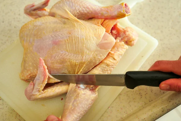 Triturar Pollo Crudo Entero Cortar Pollo Trozos Con Cuchillo Carne — Foto de Stock