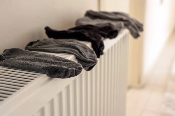 Praktische Wäsche Winter Hause Trocknen Socken Auf Heizkernen Trocknen — Stockfoto