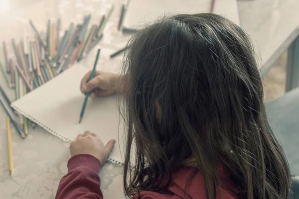 Masada Boya Kalemleri Olan Küçük Bir Kız Anaokulu Çocuklarının Boyama — Stok fotoğraf