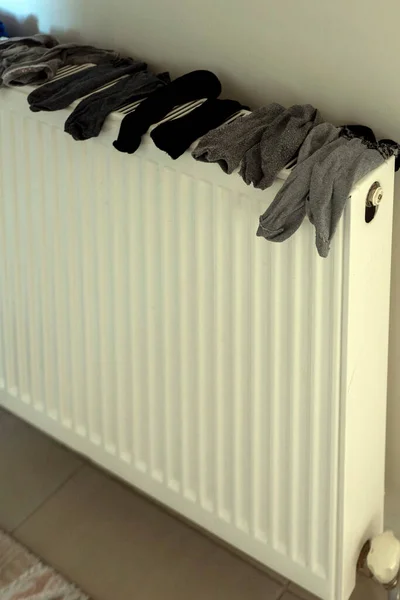 Praktische Wäsche Winter Hause Trocknen Socken Auf Heizkernen Trocknen — Stockfoto