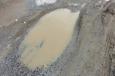 Şehirdeki su birikintileri yağmurdan sonra şekilsiz ve plansız şehir caddeleri,