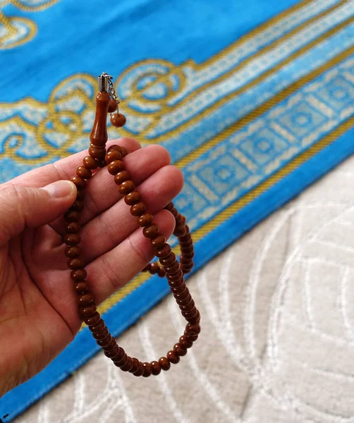 라마단 이슬람 에서의 기도용 라마단 에서의 기도용 깔개와 — 스톡 사진
