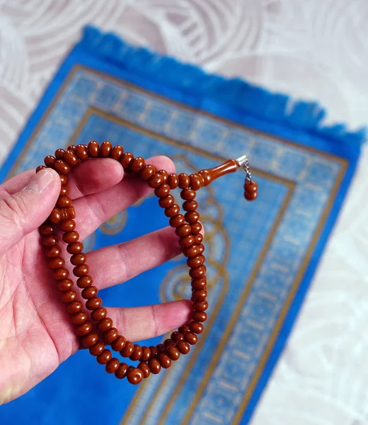 Rosario Oración Alfombra Oración Mano Musulmán Primer Plano Del Rosario — Foto de Stock