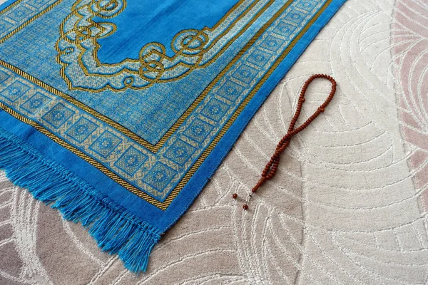 Tapis Bleu Prière Dans Maison Musulman Son Chapelet Côté Lui — Photo