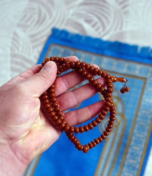 Een Gebed Rozenkrans Gebed Tapijt Hand Van Een Moslim Close — Stockfoto