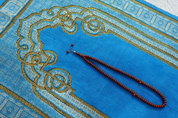 穆斯林手中的念珠和祈祷毯 伊斯兰教中念珠和祈祷毯的缩影 — 图库照片
