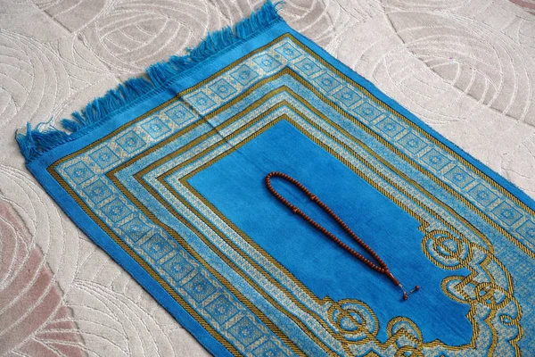 斋月和伊斯兰教的祈祷毯 斋月祈祷用的祈祷毯和念珠 — 图库照片