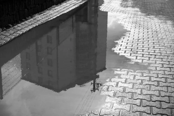 Charcos Ciudad Después Lluvia Calles Ciudad Sin Forma Planificadas —  Fotos de Stock