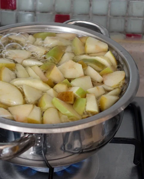 新鲜切碎的青酸苹果片煮在锅里 自制苹果汁 — 图库照片