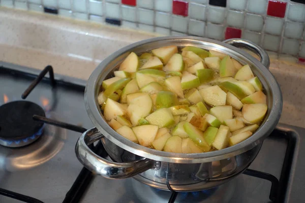 Piezas Manzana Recién Picadas Hirviendo Una Olla Haciendo Jugo Manzana — Foto de Stock