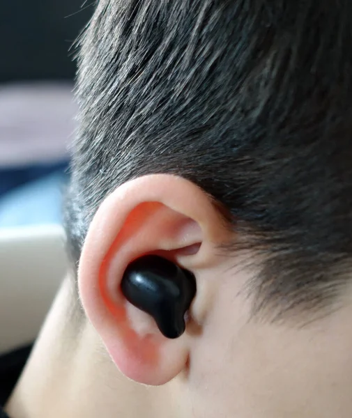 Подростка Ухе Гарнитура Bluetooth Слушает Музыку Крупные Планы Наушников Слух — стоковое фото