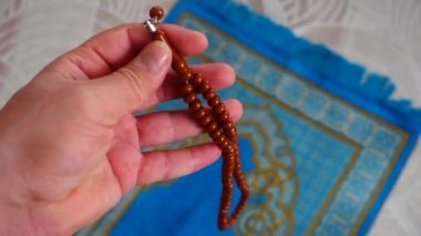 İslam 'da Ramazan ayı ve namaz halısı, Ramazan ayında namaz kılmak için dua halısı ve tespih.,