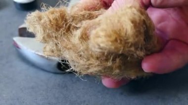 Tesisat malzemeleri, ingiliz anahtarı, su ve doğal gaz sızıntısı önleyici tesisat bezleri bir zeminde yan yana duruyor,