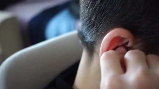 Teenager Har Bluetooth Headset Øret Lytter Til Musik Close Øretelefoner – Stock-video