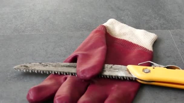 使用手套防止在车间锯子和厚手套工作时手部受伤 — 图库视频影像