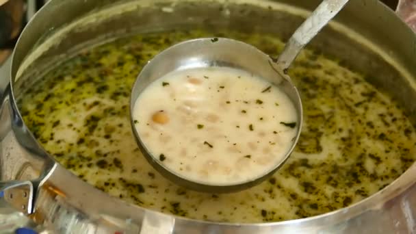 大きな鍋で調理されたミントとおいしいトルコのヨーグルトスープ — ストック動画