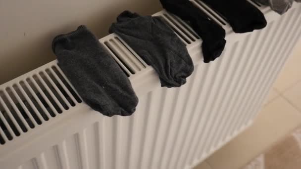冬季在家中干洗衣物 冬季在暖烘烘中心烘干袜子 — 图库视频影像