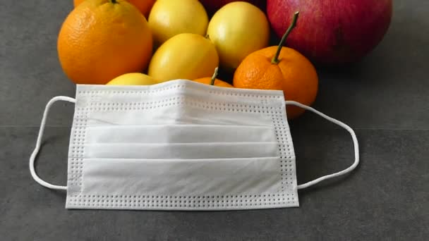 Fruitconsumptie Tegen Coronavirus Covid Chirurgisch Masker Achtergrond Citroen Sinaasappel Granaatappel — Stockvideo