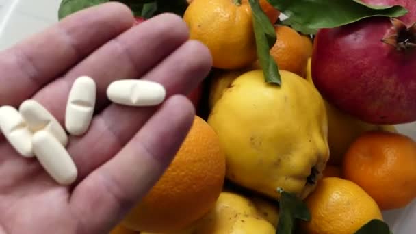 Prefiriendo Frutas Naranjas Naturales Lugar Pastillas Vitamínicas Artificiales — Vídeo de stock