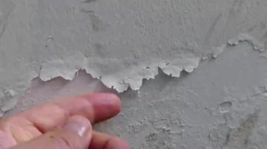 Islak bir evin duvarındaki boya soyuluyor ve kabarıyor, rutubetli duvar, küflü ev duvarı.,