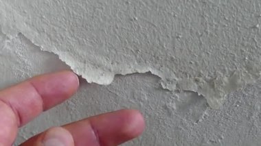 Islak bir evin duvarındaki boya soyuluyor ve kabarıyor, rutubetli duvar, küflü ev duvarı.,