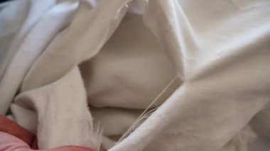 Güneş ışığı yüzünden tül perdeler çürüyor. Güneş yüzünden tül perdeler kolayca yırtılıyor.
