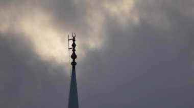 Cami minaresi ve balkonu, arka planda hareket eden bulutlar, bulutlar ve cami minaresi.,