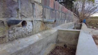 Kurumuş bir çeşme, artık akmayan bir kaynak, kuraklığın ve küresel ısınmanın sonuçları.,