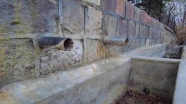 Kurumuş bir çeşme, artık akmayan bir kaynak, kuraklığın ve küresel ısınmanın sonuçları.,
