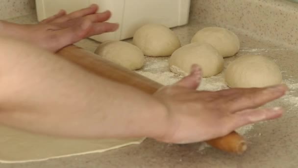 Pedaços Massa Uma Pessoa Que Rola Massa Para Fazer Donuts — Vídeo de Stock