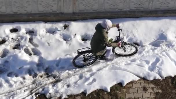 Karda Bisiklet Süren Bir Genç — Stok video