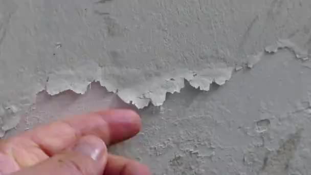 湿った家の壁の上の塗料は剥離され 水ぶくれ 湿った壁 カビの家の壁 — ストック動画