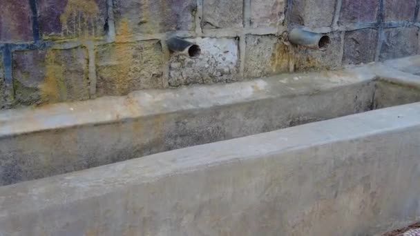Ein Ausgetrockneter Brunnen Eine Quelle Die Nicht Mehr Fließt Die — Stockvideo