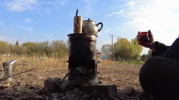 Samovar Van Herder Kookt Thee Schapen Grazen — Stockvideo