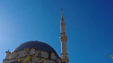 Türkiye 'de mavi gökyüzü ve tek bir minaresi olan bir cami, bir mahalle camisi,
