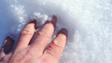 İnsan elinin kara dokunuşunu, karla oynayışını, kara dokunuşunu.,