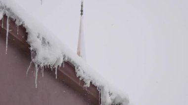 Cami minaresi ve kar yağıyor, hindi kışı sert geçiyor.,