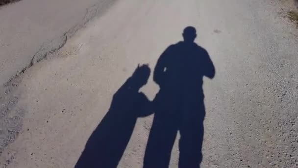 Kinderhändler Kinderdiebstahl Kindesmissbrauch Schatten Von Erwachsenen Und Kindern Auf Der — Stockvideo