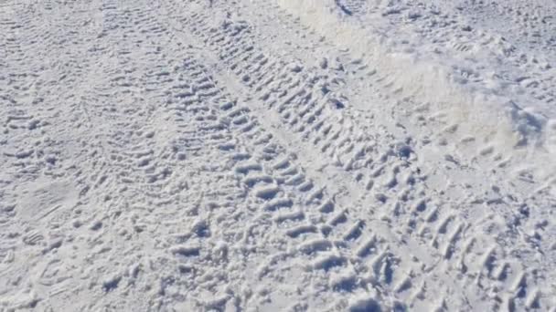 雪の上のタイヤ痕雪の上のタイヤ痕 — ストック動画