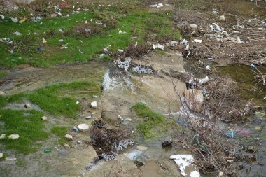 Doğal nehirlerin insanlar tarafından kirlenmesi, kentsel atıklar tarafından kirletilmiş nehir,