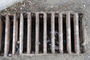 Kanalizasyon ızgarası, şehirde büyük kanalizasyon ızgarası.,