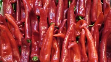 Manavda büyük boy biber, taze capia biberler indirimde.,