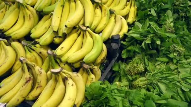 在蔬菜水果店里的香蕉 在销售通道里大量出售的香蕉 — 图库视频影像